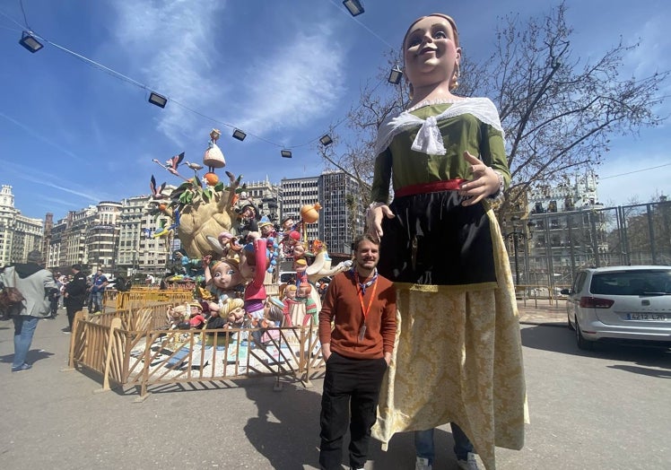 José Luis Ceballos, y Francisco Sanabria, dentro de la figura gigante, junto a la falla municipal infantil de 2023.