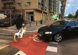 Un ciclista y un coche coinciden en una de las muchas intersecciones.