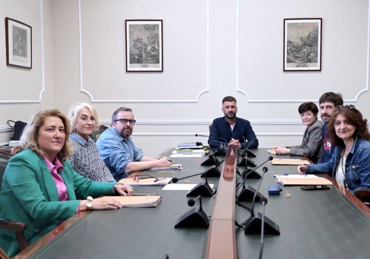 El edil de Cultura Festiva, Pere Fuset, junto a los miembros del jurado de la falla municipal infantil de 2024.