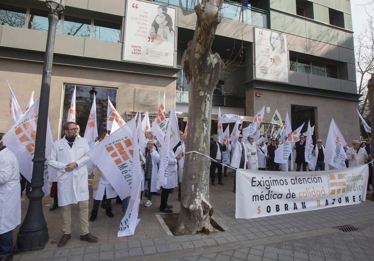 Protesta convocada por el Sindicato Médico de la Comunitat a las puertas de la Conselleria de Sanidad.