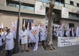 Protesta convocada por el Sindicato Médico de la Comunitat a las puertas de la Conselleria de Sanidad.