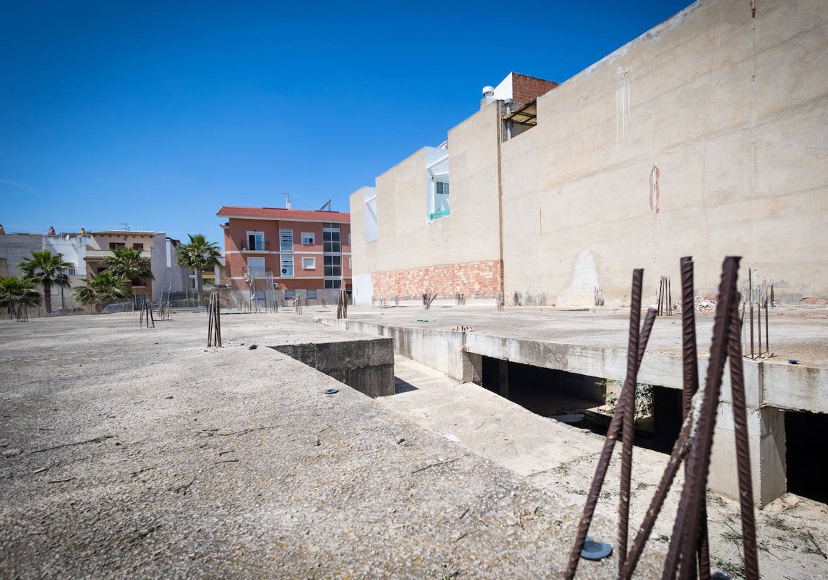 Vivienda con poco más que los cimientos propiedad de la Sareb en Vilamarxant.