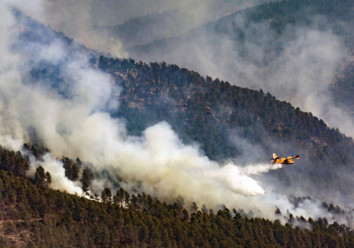 Trabajos de extinción del incendio de Villanueva de Viver.