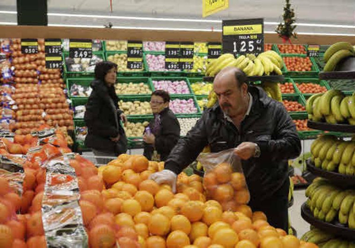 Los valencianos se lanzan a por el bono de supermercados: 24.000 solicitudes en cuatro horas