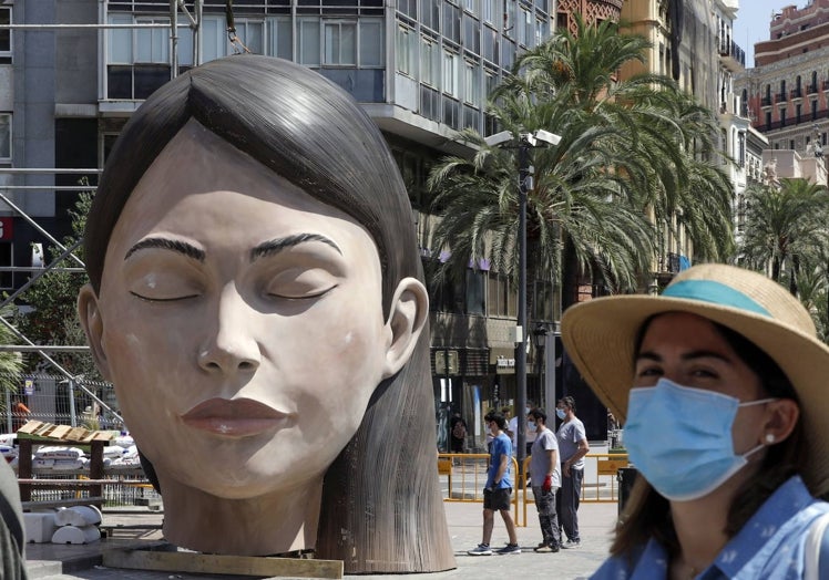 Meditadora diseñada por Escif para la falla municipal creada por José Ramón Espuig y Manolo Martín.