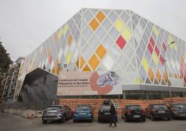 Fachada del polideportivo Nou Moles, en la calle Burgos.