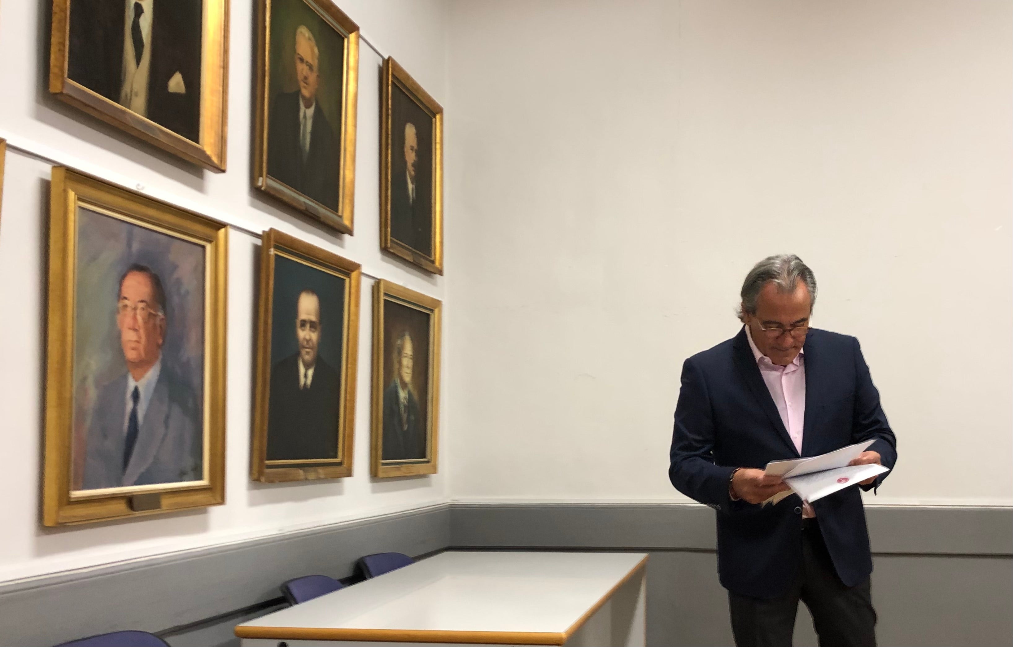 Imagen secundaria 1 - Torró, en la biblioteca de Fomen, y en la sala donde ha impartido la rueda de prensa. 