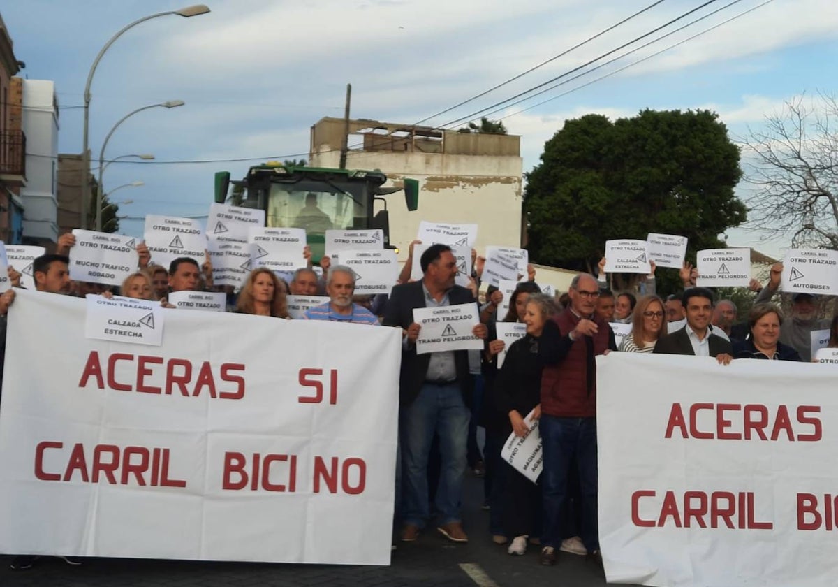 Protesta de los vecinos del barrio del Tremolar, el miércoles, en la pedanía.