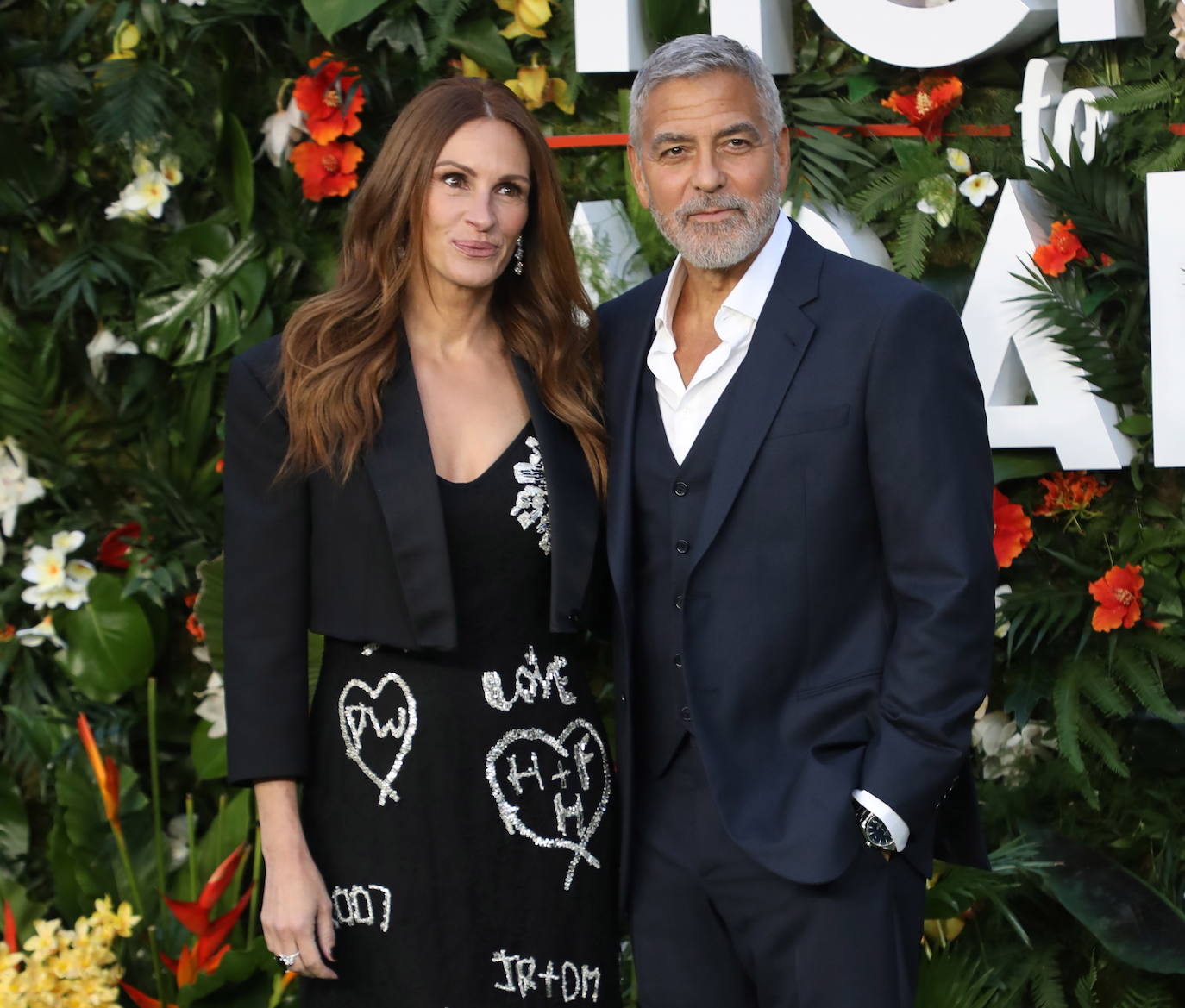 George Clooney, junto a Julia Roberts, en la presentación de la película 'Viaje al paraíso'. El actor lleva una barba muy arreglada ya canosa.