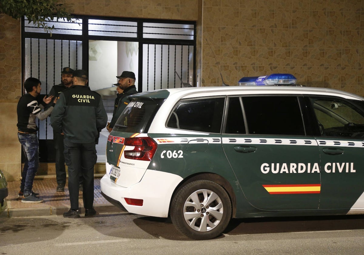 La Guardia Civil, en el edificio donde se produjo el crimen de Picassent.