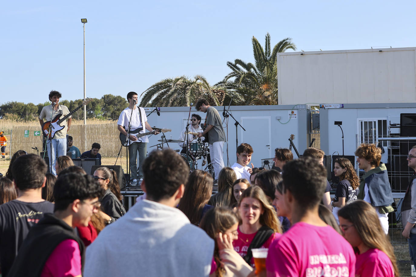 Miles de estudiantes han disfrutado de las paellas universitarias en Pinedo