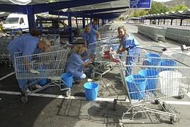 Carritos de la compra en el parking de un supermercado, en una imagen de archivo.
