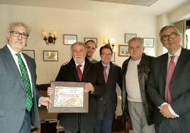 El exministro de Interior, Jaime Mayor Oreja, junto a directivos de la hermandad del Cristo del Grao.