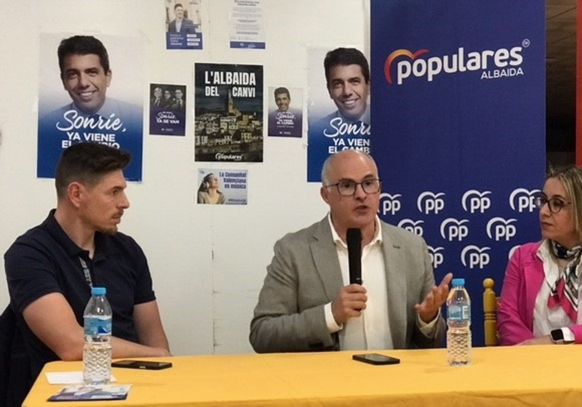 El candidato a la alcaldía de Albaida Juan Carlos Roses y el senador Fernando de Rosa.