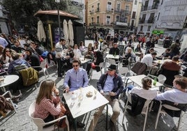 Las terrazas en el centro de Valencia, a rebosar este domingo.