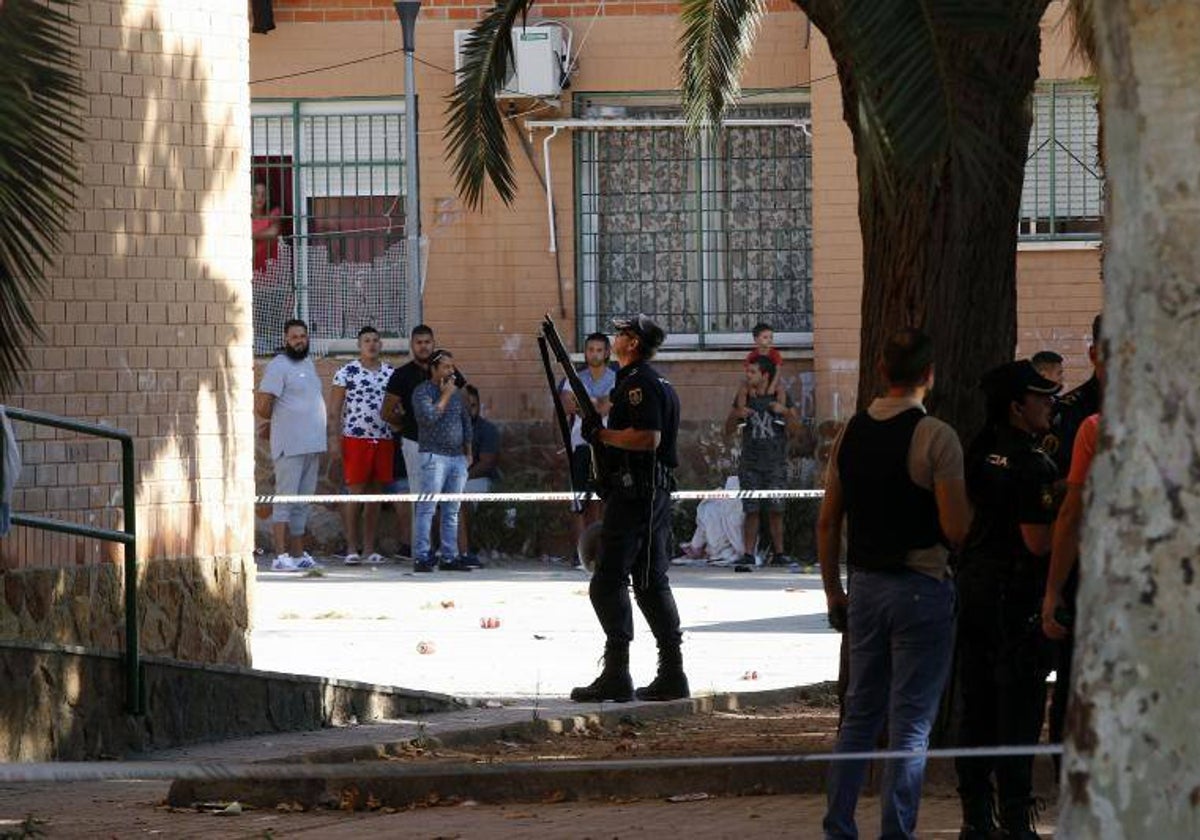 Agentes de Policía en el barrio de La Coma.