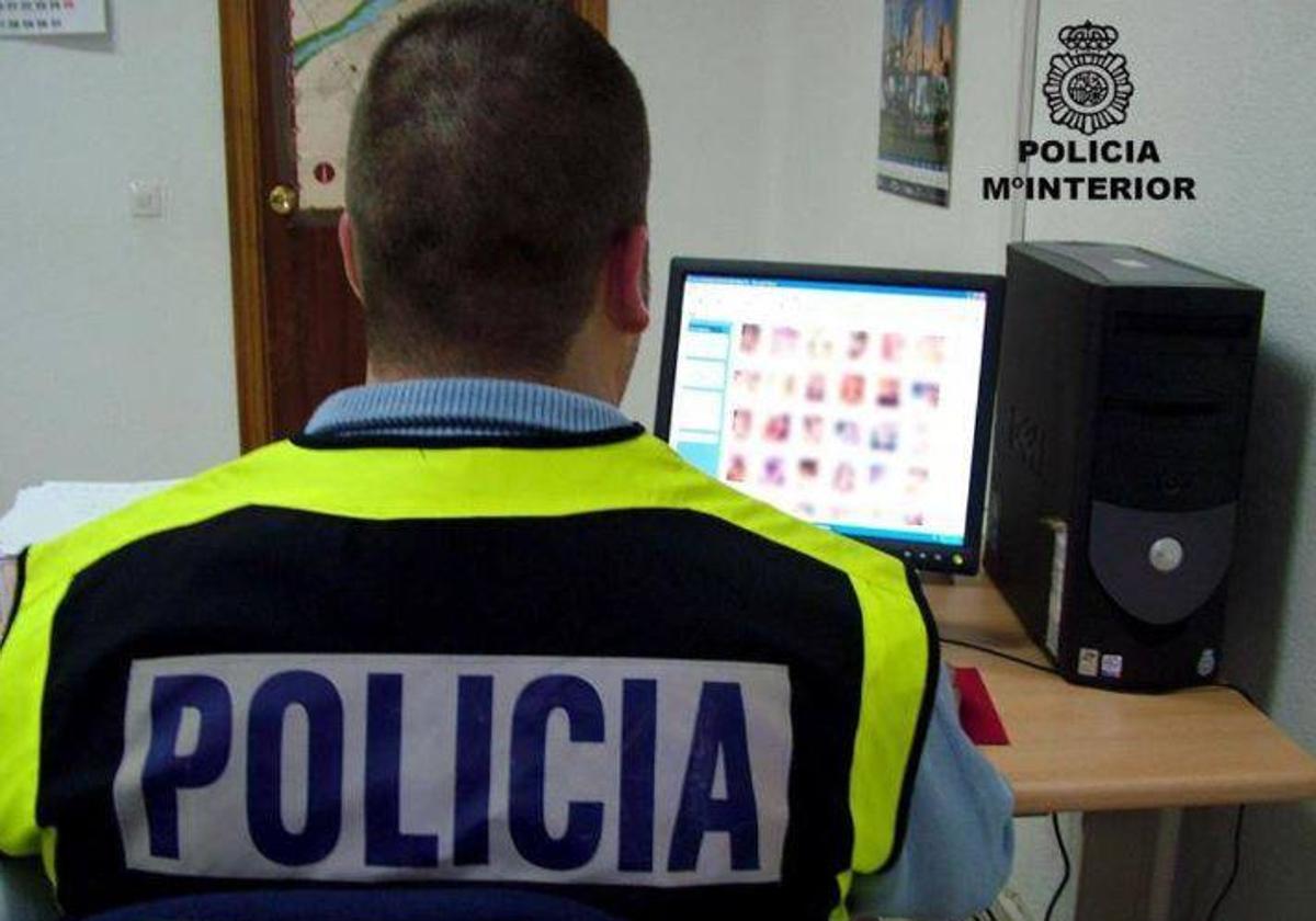 Agentes de la Policía Nacional examinan un ordenador.