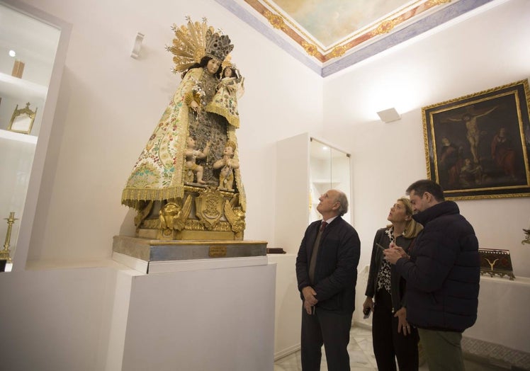 Imagen principal - La imagen actual de la Virgen, en la capilla; los techos pintados por Stolz; y el retablo antiguo.