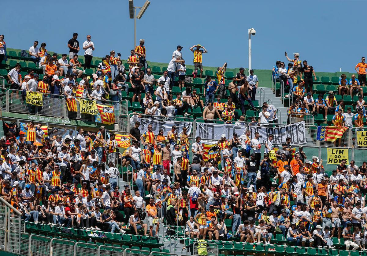 Los aficionados del Valencia calientan antes del encuentro correspondiente a la treintava jornada de LaLiga entre el Elche y el Valencia este domingo en el estadio Martínez Valero de Elche.