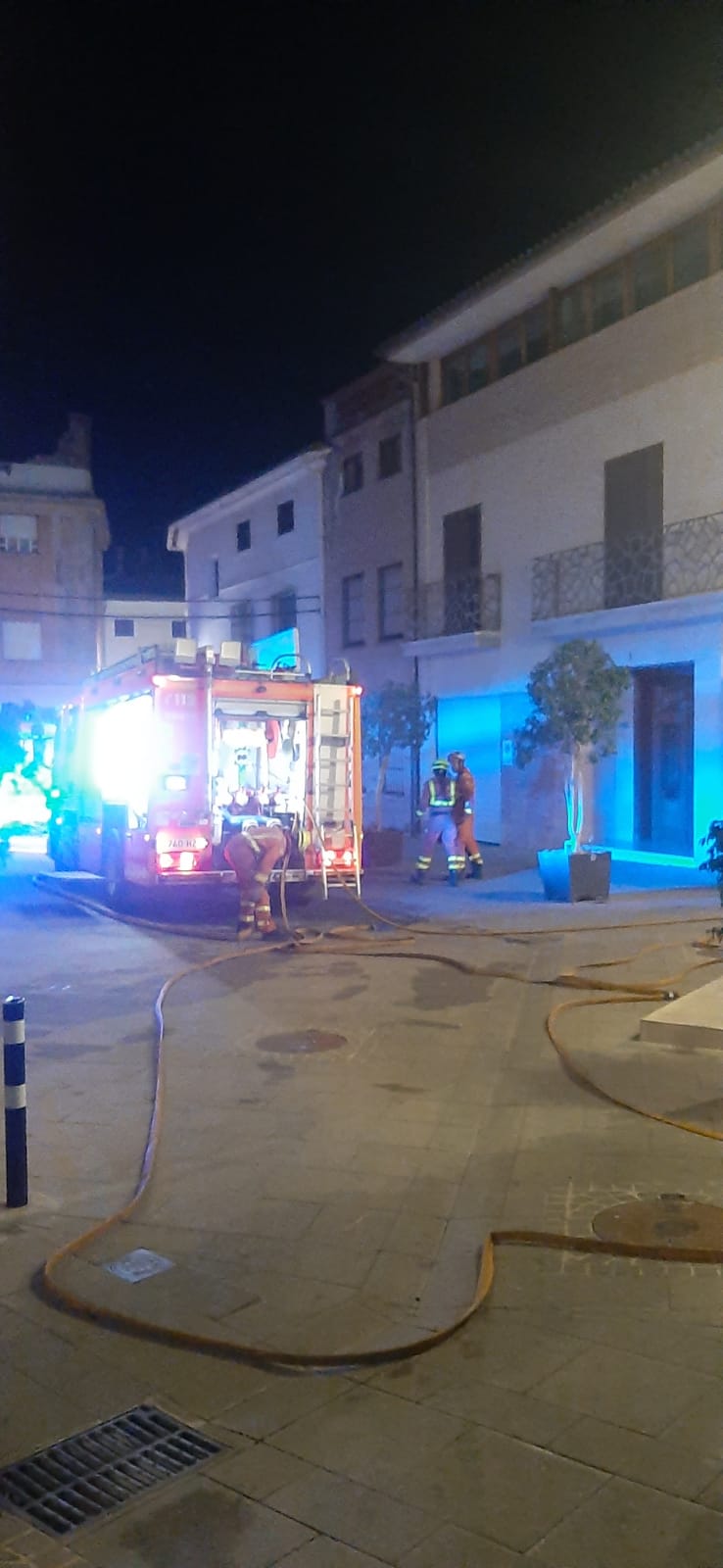 Imagen secundaria 1 - Dispositivos de Bomberos en Villalonga para erradicar el fuego en el Calvari.