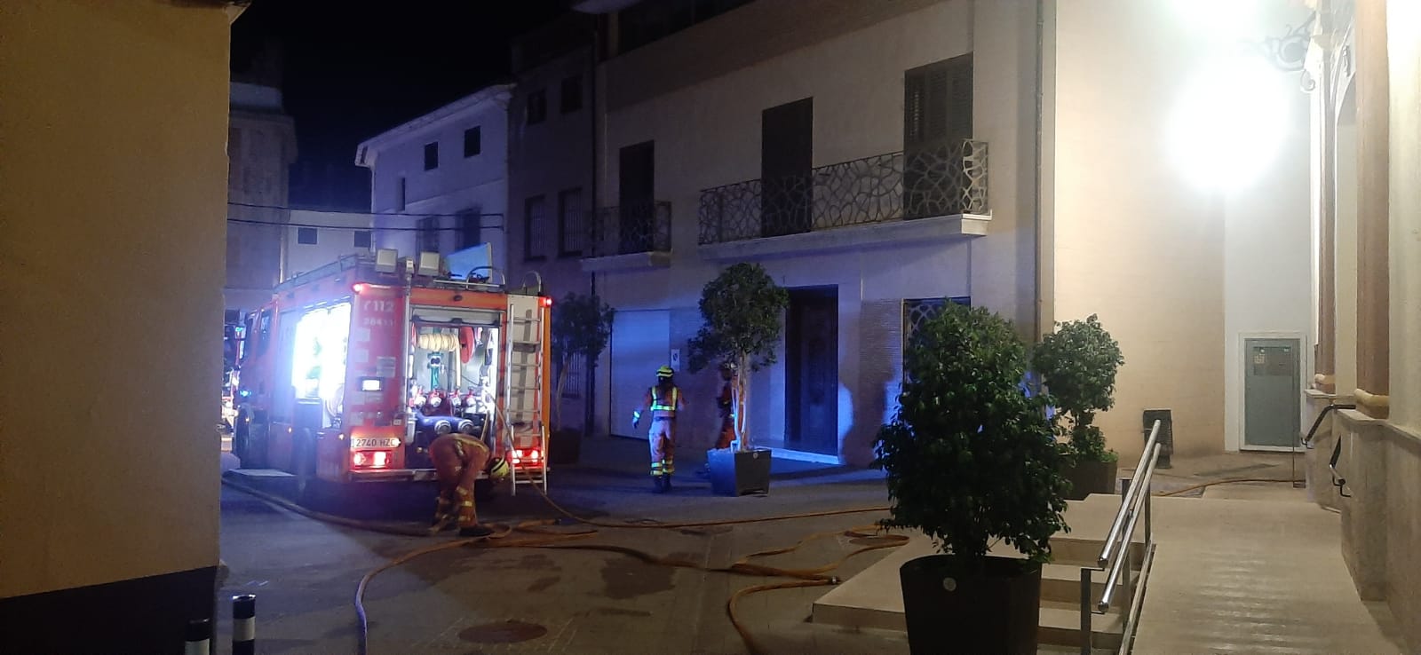 Imagen secundaria 2 - Dispositivos de Bomberos en Villalonga para erradicar el fuego en el Calvari.