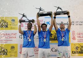 Ricardet, Murcianet e Iván alzan los trofeos que les acreditan como campeones de la Lliga, ayer.