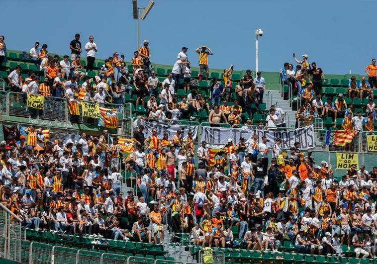 Aficionados del Valencia en Elche.