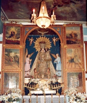 Imagen secundaria 2 - La imagen actual de la Virgen, en la capilla; los techos pintados por Stolz; y el retablo antiguo.