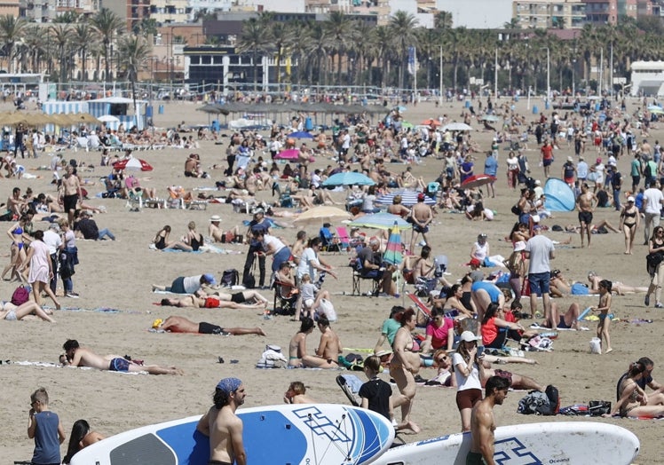 La playa, llena de gente, este lunes.