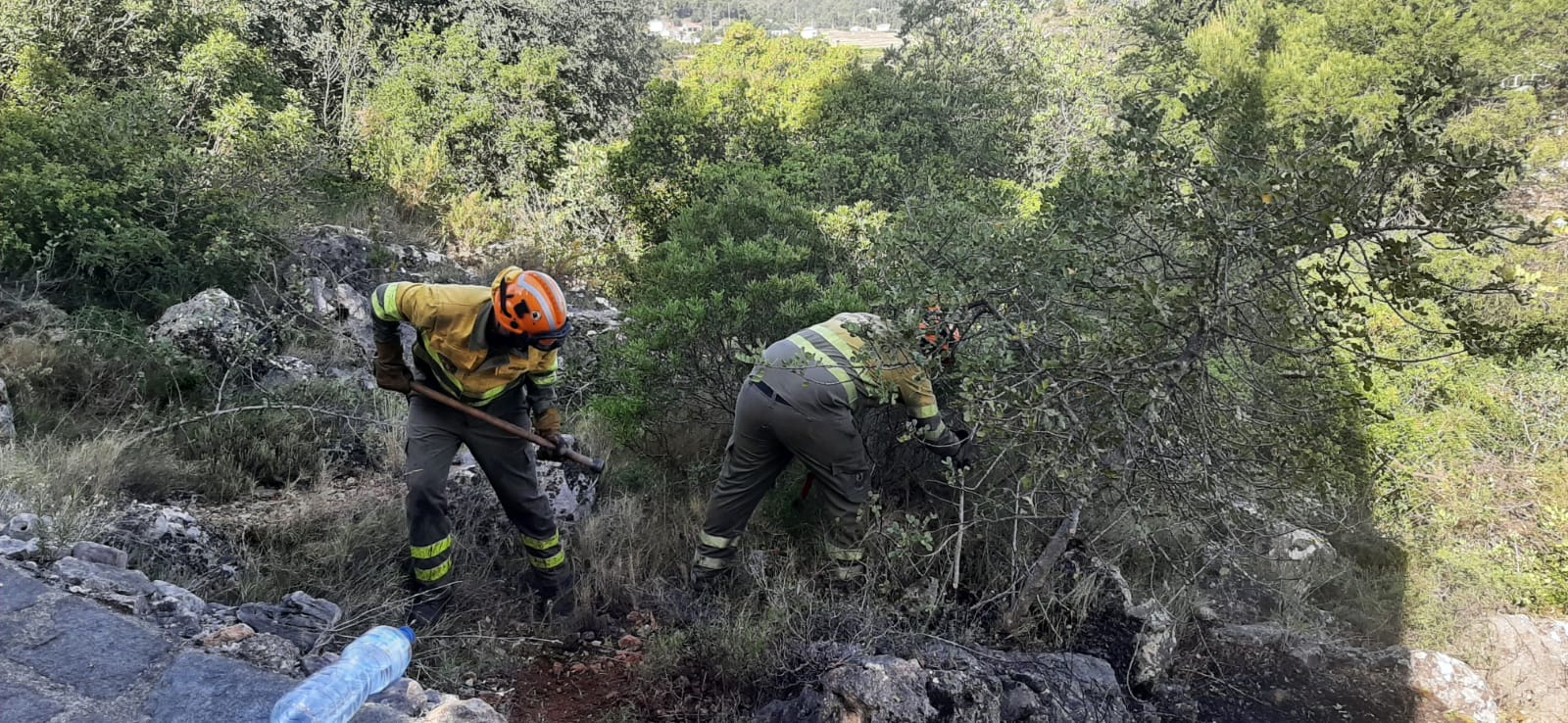 Imagen secundaria 1 - Investigan las causas del incendio de Villalonga que puso en peligro decenas de casas