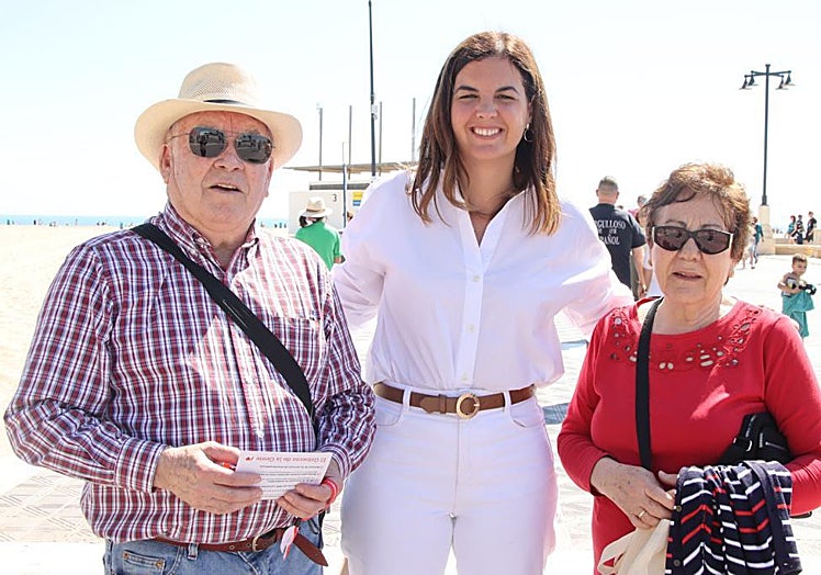 Gómez, con dos vecinos, en el paseo marítimo.
