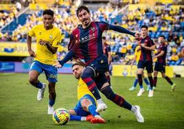 José Campaña trata de avanzar con el balón durante el partido contra Las Palmas.