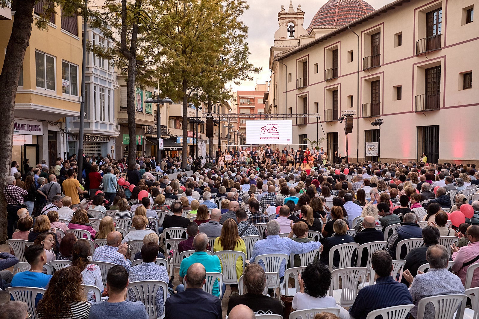 Imagen secundaria 2 - Prieto presenta su lista del PSPV en Gandia ante 1.200 personas