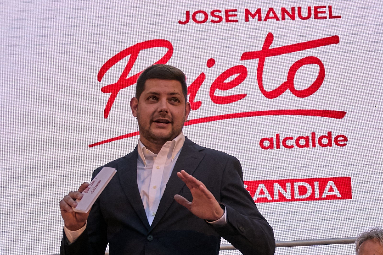 Imagen secundaria 1 - Prieto presenta su lista del PSPV en Gandia ante 1.200 personas