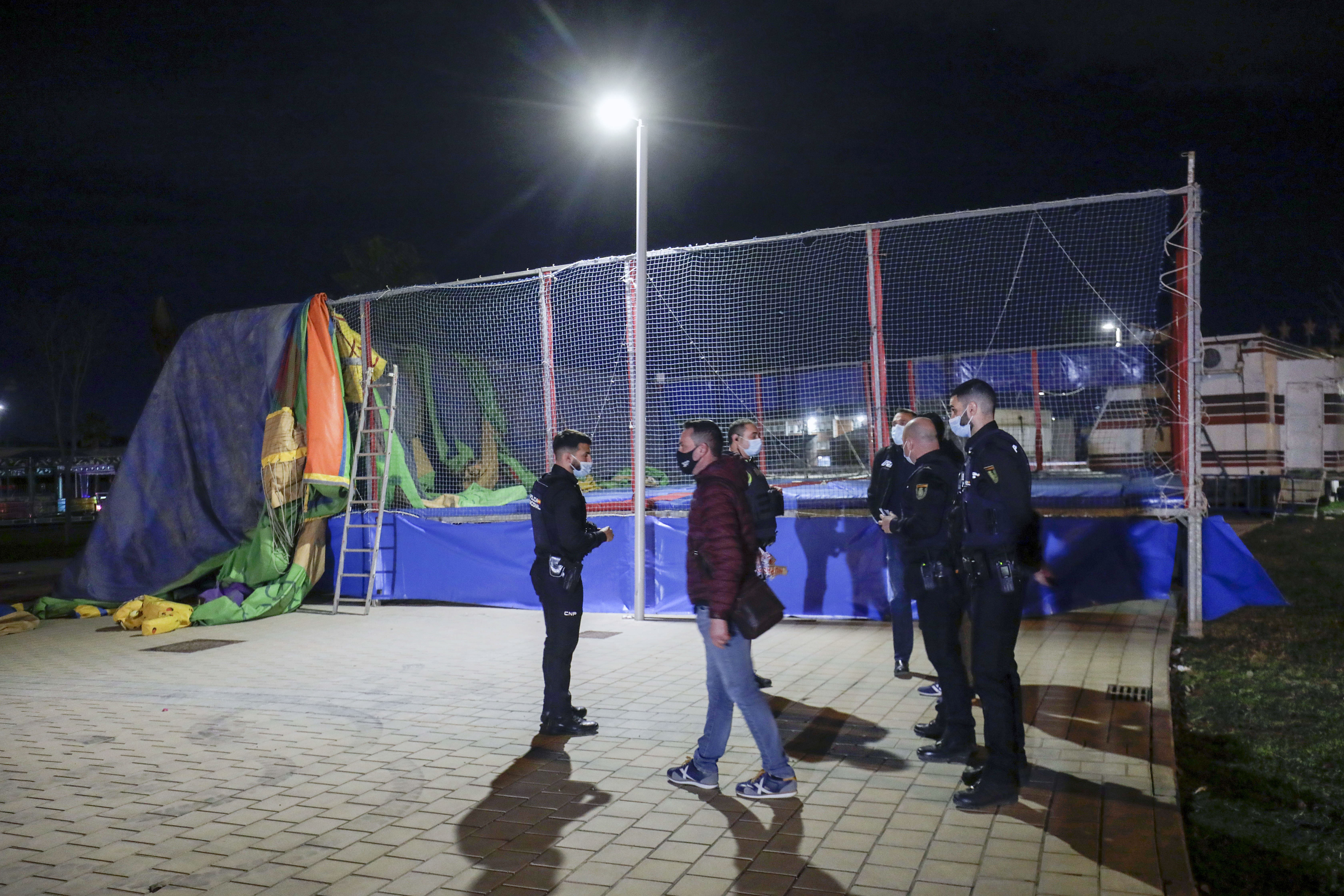 Policías, en la feria de Mislata tras la tragedia que causó la muerte de Vera y Cayetana.