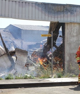 Imagen secundaria 2 - Incendio junto a la empresa que hizo las gradas del nuevo estadio del Valencia