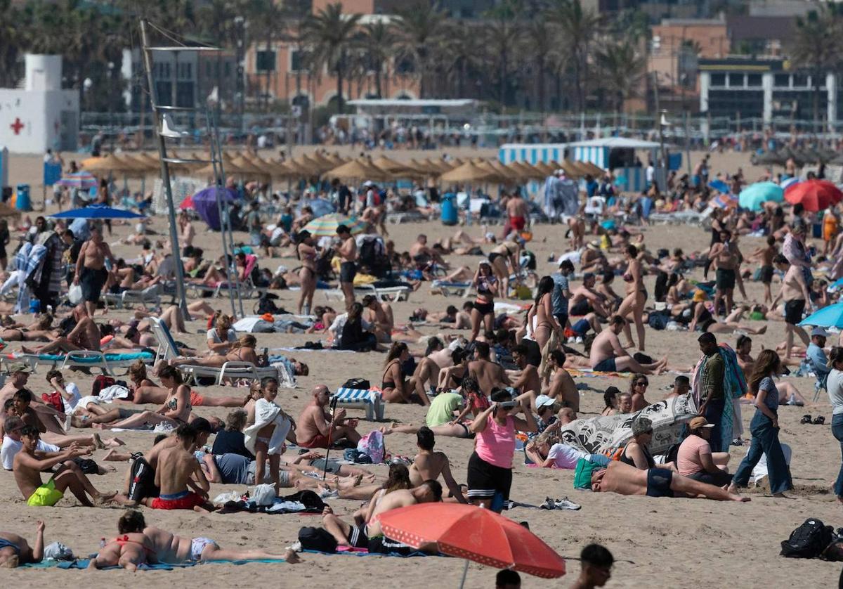 Bañistas en una playa valenciana.