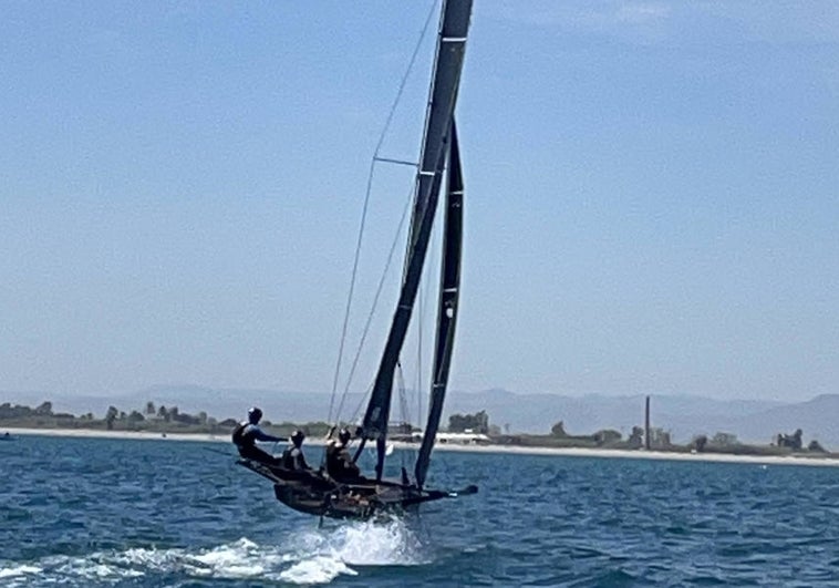 La tripulación de un 69F se entrena este martes en aguas de Valencia.