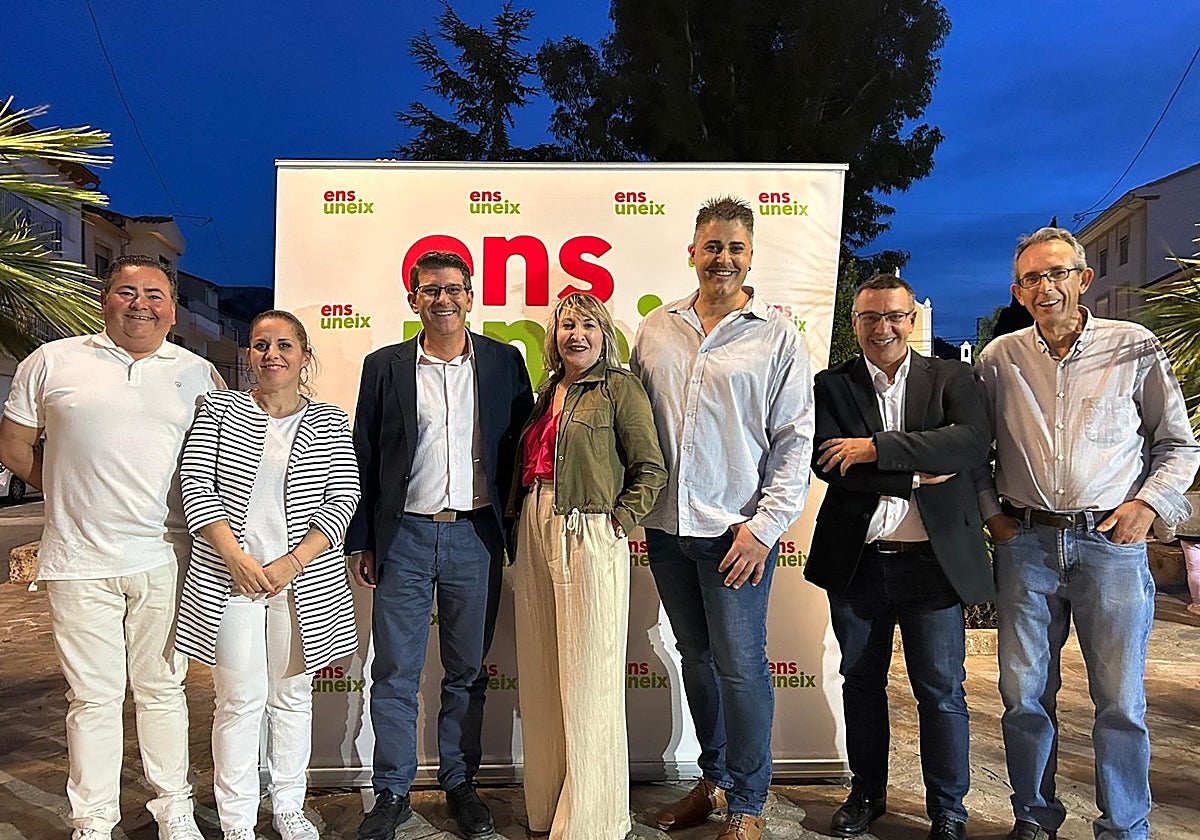 La candidata a la alcaldía de Atzeneta junto a otros candidatos de Ens Uneix.