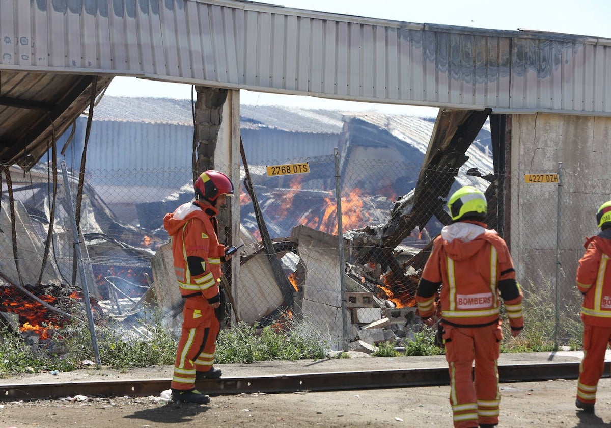 Bomberos sofocando el fuego en una nave de Quart de Poblet.