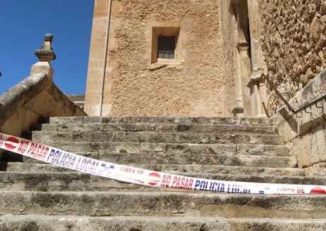 Imagen secundaria 1 - Arriba, estado de la fachada de la iglesia; acceso vetado al paso y campanario. 