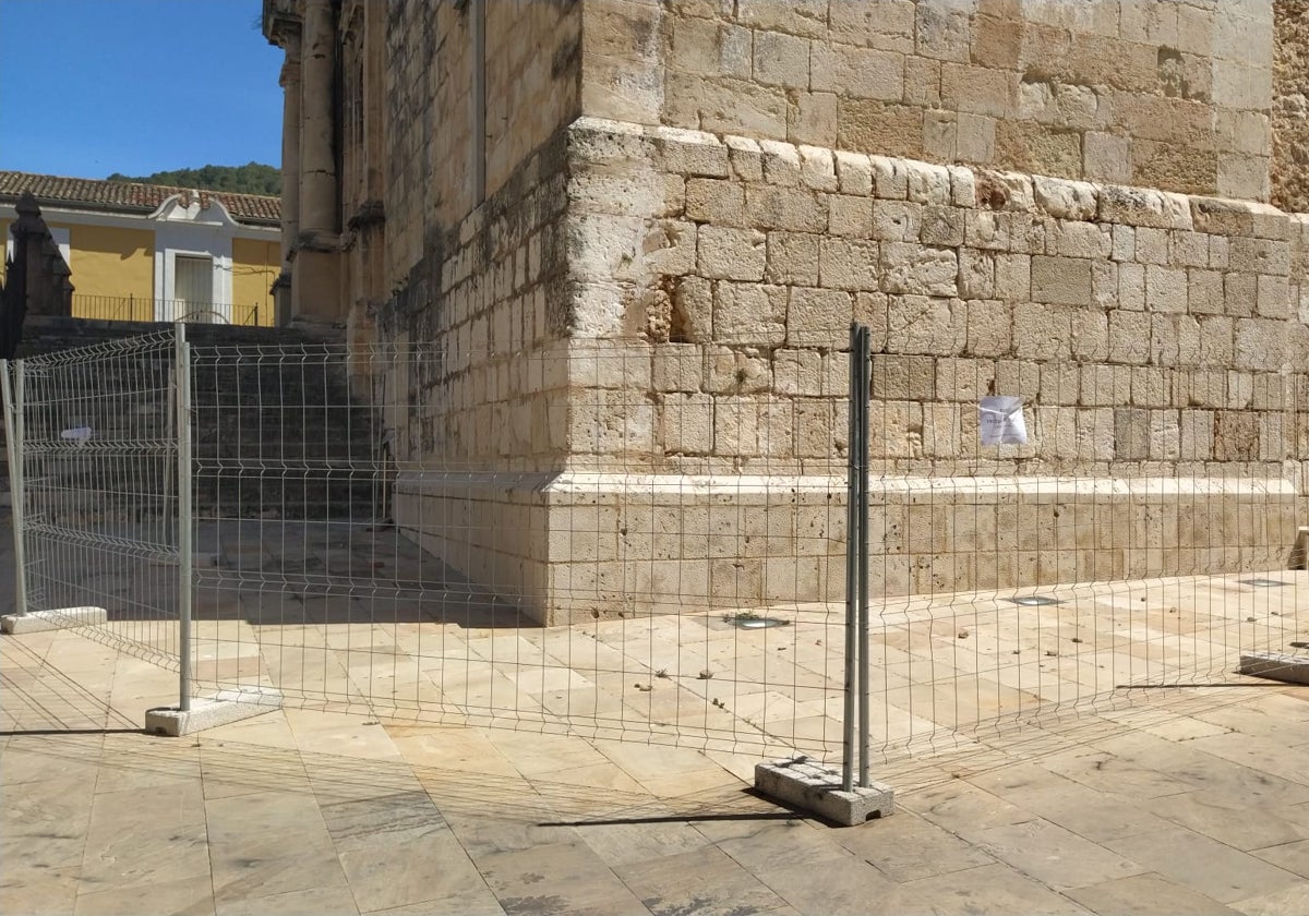 Vallado alrededor de la torre de la iglesia para evitar peligros.