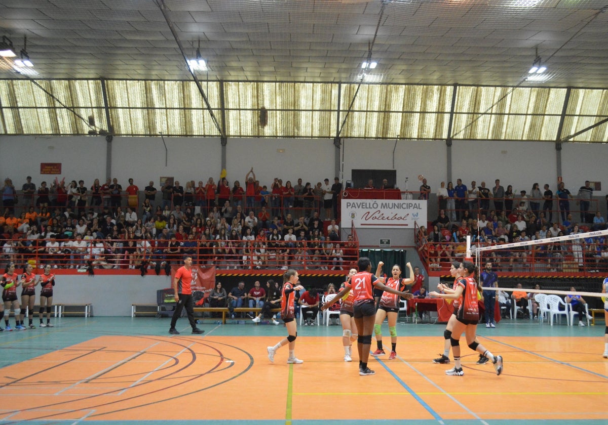 El equipo del Xàtiva Voleibol celebra la victoria.