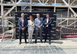 Víctor Sendra, Amparo Roig, Marshall Glickman y Enric Carbonell, en las obras del Roig Arena.