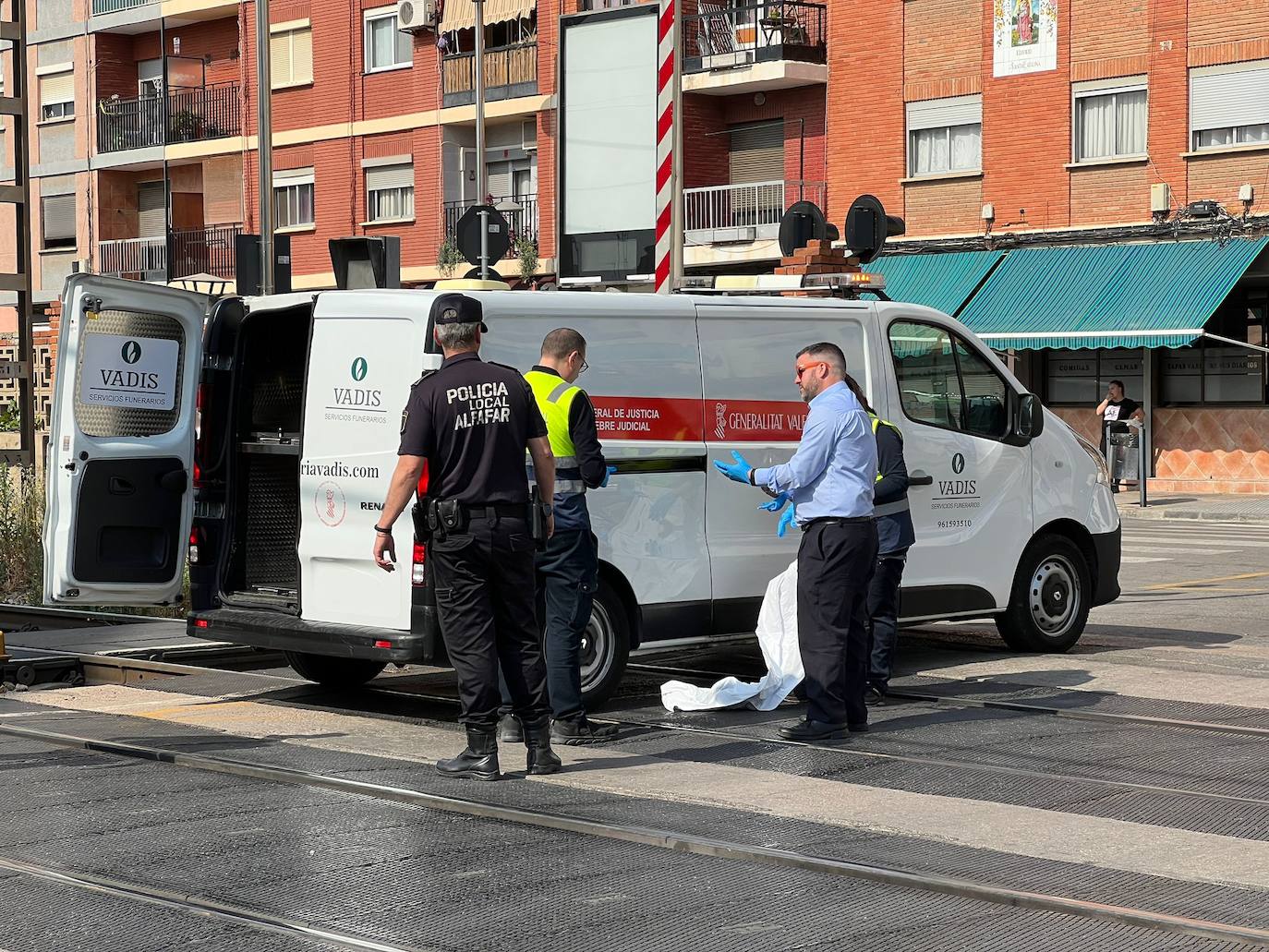 Arrollada por un tren en el paso a nivel de Alfafar una joven de 20 años