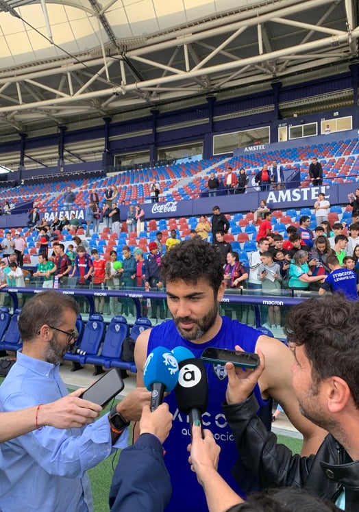 Vicent Iborra atendiendo a los medios tras finalizar el entrenamiento.