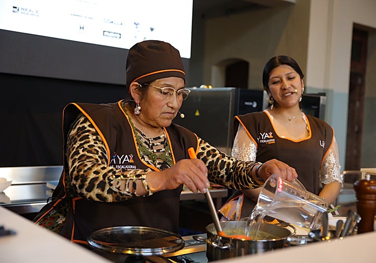 Ana Lía Gonzáles y Teodora Magueño, en representación de las Cholitas Escaladoras (Bolivia).