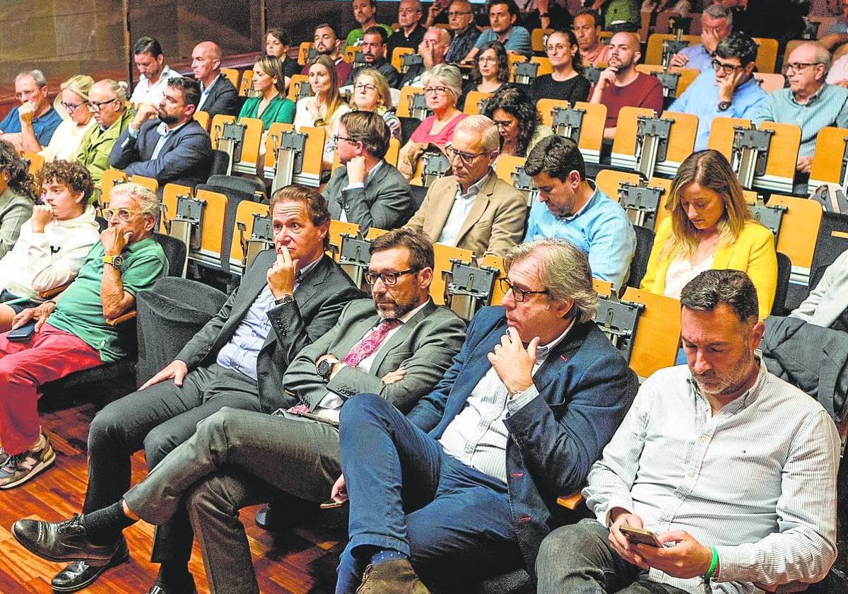 Asistentes al coloquio organizado por Libertad VCF en la Petxina.