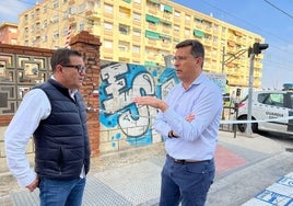 Los alcaldes de Sedaví y Alfafar, esta mañana, en el lugar de los hechos.