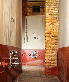 Imagen secundaria 2 - Arriba, la familia Velázquez; en medio, las tinajas de la antigua bodega y, sobre estas líneas, los depósitos.